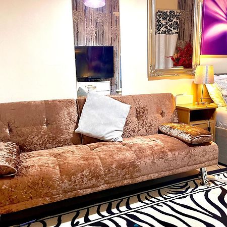 Comfy Double Bedroom With A Private Toilet ลอนดอน ภายนอก รูปภาพ
