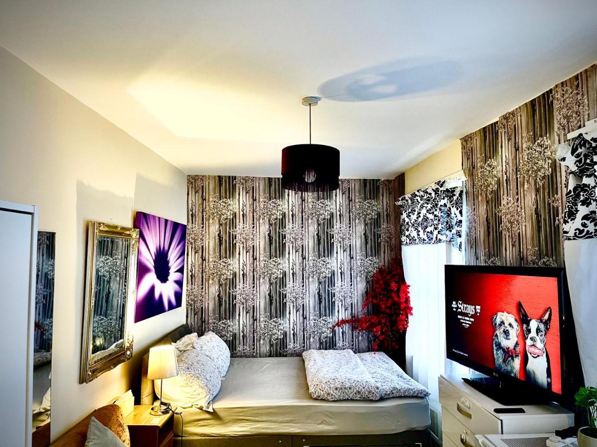 Comfy Double Bedroom With A Private Toilet ลอนดอน ภายนอก รูปภาพ