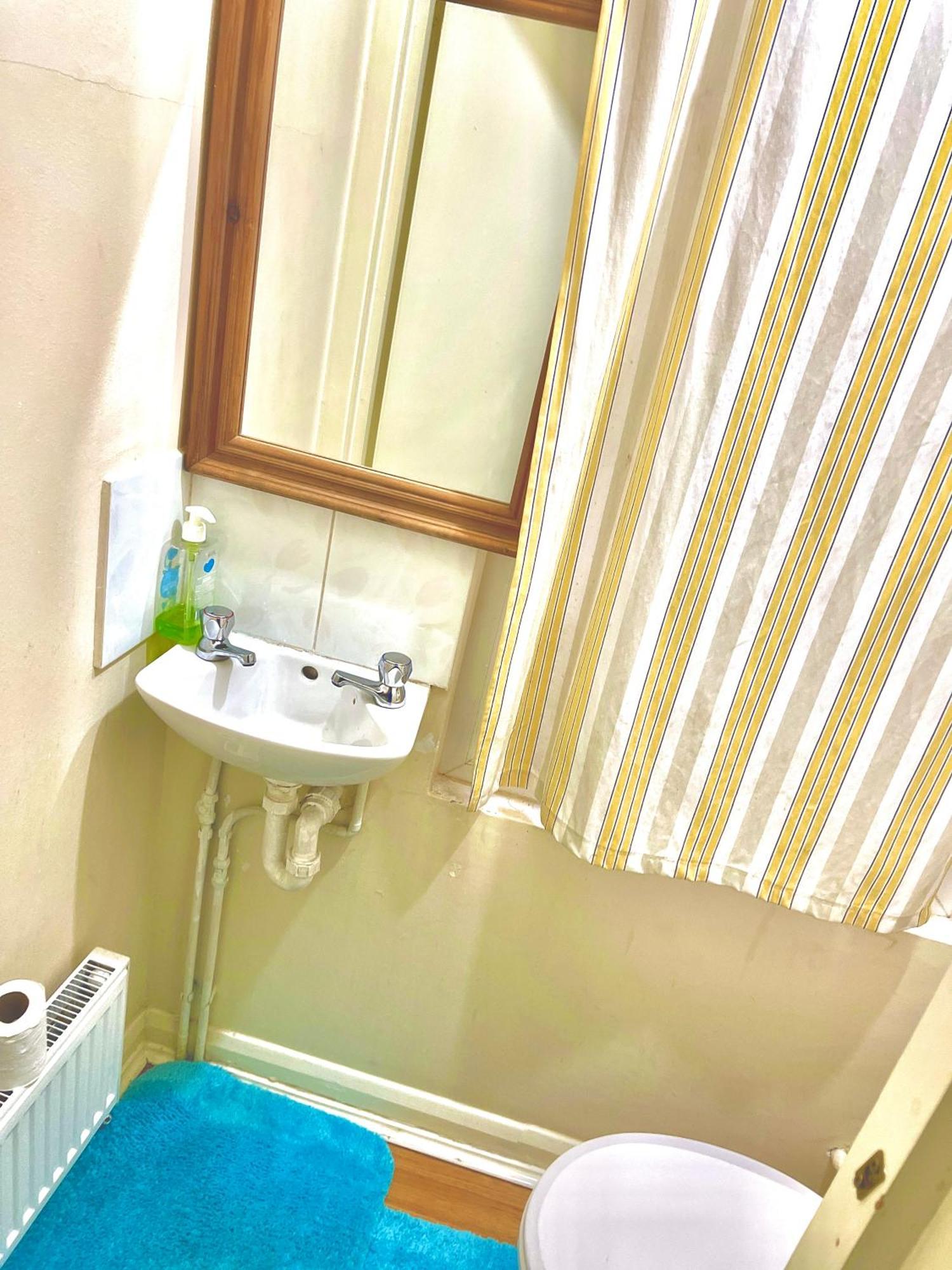Comfy Double Bedroom With A Private Toilet ลอนดอน ภายนอก รูปภาพ